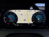 【Digital Cockpit Pro】基本の速度計とタコメーターの表示に加え、中央にドライビングデータやマップなどを少ない視線移動で視認できます。
