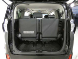 三列目シートは、折りたためますので大きなスペースが出来ちゃいます。キャンプ用品など大きな荷物もばっちり収納可能です♪
