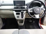 運転のしやすさを最優先に設計された見晴らしの良いインパネ。車両間隔が掴みやすく狭い道でも安心。