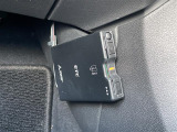 【ETC】有料道路を利用する際に料金所で停止することなく通過できる、ETC車載器(ノンストップ自動料金収受システム機器)が装備されています。セットアップを行うことで利用可能になります。