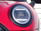 リング型のデイライトとウィンカーランプがなんともMINIならではで目立ちます!夜も安心な明るいLEDヘッドライトです!