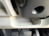 運転手の手が届きやすいステアリング下にも収納を備えております!