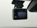 ニュースで流れる【事故の瞬間】【あおり運転】の映像は、ドライブレコーダーが録画しているからです。もしもの時の証拠映像を保存できます。