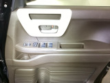電動格納式リモコンドアミラーと、パワーウィンドウスイッチ等は運転席ドアにあります。
