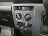 調整が容易なマニュアルエアコンです。夏は快適に、冬も車内の曇りを取ってくれるので安全です♪