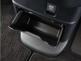 ◆センターロアボックス◆インパネ中央の下部には、ごみ箱としても使用する事ができるセンターロアボックスを装備しております。