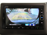 バックカメラの画像です。ガイドラインがスムースな車庫入れをサポートいたします。車庫入れの安心感がアップしますね。