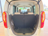 【カーゴスペース】開口部が広く荷物の出し入れがしやすく、シートを倒せばさらに広く使えます。
