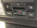 SOSボタンです。自動車の運転中、事故や急病時などの緊急事態が発生したときに、ヘルプネットを通じて外部に救助を手配するためのボタンです。