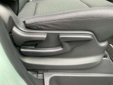 シートの高さを調整可能な運転席シートリフターを装備。小柄な女性でも適した運転姿勢が選べます♪