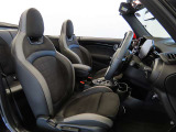 【フロントヒーター付ダイナミカレザーコンビシート】人間工学に基づき設計されたシート。椅子文化が主流なヨーロッパでは国産メーカー車と異なり、非常にホールド感があり疲れ難く長距離ドライブ時にも安心です。