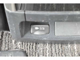 センターコンソルの後ろに後席の方用の家庭用電源コンセントあります。スマートフォンなどの充電に便利です。