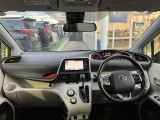 【運転席・インパネまわり】ハンドル・シート・フロアーなど隅々までプロによるクリーニング済み☆彡キレイな車内でドライブが一層快適にお楽しみいただけます!!