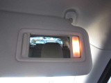 運転席助手席には鏡がついております。