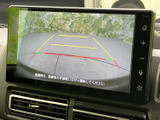 後方の映像にガイド線が重なり、駐車時に周囲との距離感を確認する目安になります。画面で後方を見ながら慎重に操作できるため、日々の駐車をサポートします。