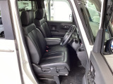 フロント広々、ベンチシートの運転席は、ハイトアジャスターが付いているので、快適にドライブができます。ハンドルはチルトステアリングで、ハンドル位置を上下に調節できます。