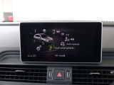 スマートフォンとAudiをUSBケーブルを介し接続。AppleのCarPlayやAndroid Autoのアプリを通じて、スマートフォンのコンテンツをMMIディスプレイに表示します。