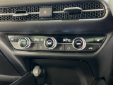 オートエアコンは左右席で独立温度コントロールが可能です。シートヒーター付きで、冷えた車内でもスイッチを押せば数秒で座面と背もたれがあたたかくなります。