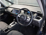 ◆視界広々で非常に運転しやすくロングドライブでも疲れを感じさせないすっきりとまとまったインパネ周りです。