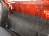 シート背面には、さまざまな用途に活用できるスペースを確保。2名乗車時でも買い物や荷物の置き場に困りません。