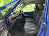 運転席と助手席が並ぶ前席は、視界を確保しやすい開放的なレイアウトです。手の届きやすい位置に収納や操作部がまとまり、乗る方が落ち着いて過ごせる空間です。