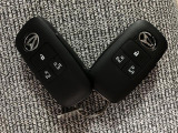 電子カードキーを携帯していれば、ドアハンドルやバックドアのリクエストスイッチを押すだけでドアの施錠・解錠が出来ます♪もちろん 遠隔操作も可能です!盗難防止のイモビライザー機能装備ですよ ☆
