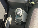 ★パートタイム4WD★路面状況に応じて2WD&hArr;4WDを自由に切り替えて走行できます!モード切替操作を行うのが副変速機!ダイレクトな操作感があるトランスファーレバーです!