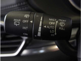 【オートワイパー機能】レバーをAUTOの位置にしているとき、レインセンサーが雨を感知すると、雨量に応じて、ワイパーが自動で作動します。