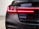 大型のL字型のリアランプもLEDライトを採用。洗練されたデザインにより、シャープなLEDランプの点灯します。後ろからの見た目にもこだわっております。