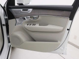 運転席ドアの全景です。キャビンを彩るすべてのものに、機能を形にした美しさが備わっています。