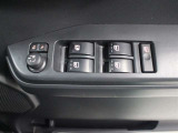 運転席からも操作可能な全席パワーウィンドウが装備されています。