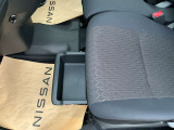 助手席シートの下に、便利な前後スライド式のアンダーボックスを装備。運転用の替え靴や、車内に常備したいこども用品、着がえた服などを収納できます