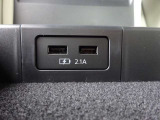 【充電用ポート】2口装備。スマートフォンなどを2台同時に充電でき、移動中のバッテリー切れ対策に便利です。家族や友人とのお出かけ、長距離ドライブで活躍します。