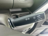 レバーには各操作を示す表示があり、運転席から位置を確認しやすい設計です。日常の運転で使う操作系を手元にまとめ、前方に注意を向けながら扱いやすくしています。