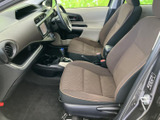 前席はゆったりとした座面形状で、落ち着いた色合いが車内にしっくりとなじみます。足元にも空間があり、乗り込んだ際に見渡しやすい室内です。