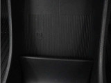 前席のスマートフォン用ストレージには、ワイヤレス充電器が内蔵されています。