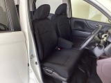 座面も厚みがあり背もたれも高く、広い足元にゆったり座れるシートです。運転席と助手席の間が空いている為、助手席側への移動がスムーズです。交通量の多い道でも助手席側から乗り降りができます。