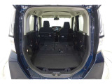 セカンドシートを倒した状態です。セカンドシートは独立可倒、荷物に合わせてラゲッジスペースをアレンジできます。