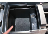 フロント&センターにシガー給電付きで便利!センターにはUSB給電付きで益々便利に!