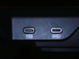 充電用USB端子付き。スマートフォンなどの充電に便利です。