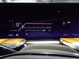 ドライバー正面のスピードメーター(インフォメーションクラスター)側には高解像度の8K画面を採用し、助手席側には4K画面を配置。これらを1枚の美しい湾曲ガラスで繋いでいます。
