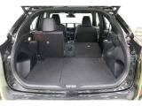 シートはアームレスト部分だけでも、片方だけでも畳めるので荷物の多さや乗車人数にあわせてアレンジできます。後部座席に乗車しながら長尺物も積み込めます。両方たおせばフラットな使いやすいスペースが現れます。