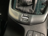 車両の走行モードを切り替えることができるシステムです。スポーツモード選択でアクセルペダルの応答性が高められます。高速道路での合流や追い越し時などに便利です♪