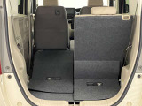 【リヤシートアレンジ】リヤシートは左右独立式。片方だけ倒す事で3人乗車で長い荷物が積めます。