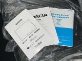 メンテナンスノート、取扱説明書です。 その車の整備記録が事細やかに記録されています。 車が生まれてから今までどのような道を歩んできたのか判るとても重要な物ですよ。