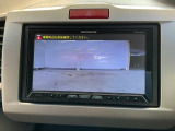 【バックカメラ】運転が苦手な方も車庫入れラクラクです!ギアをリバースに入れれば自動的に切り換わりますので、面倒な操作は不要です♪狭い駐車場もお車を傷つけず安心ですね!