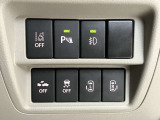 両側オートスライドドアです♪運転席のボタンやキーのボタンでも開閉できます!手荷物がいっぱいの時でも簡単にドアの開け閉めができるのでとっても便利です♪