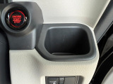 運転席側右手に手の届きやすい位置にドリンクホルダーを装備!