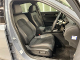 運転席は電動シート付です。細かな動きでドライバーに合わせたポジションを設定できます。