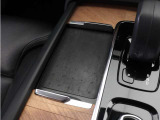 【ワイヤレススマートフォンチャージ】対応機種のスマートフォンを置いておくだけで簡単に充電可能です。センターディスプレイの機能ビューを使用して、充電プレートのオンとオフを切り替えることができます。